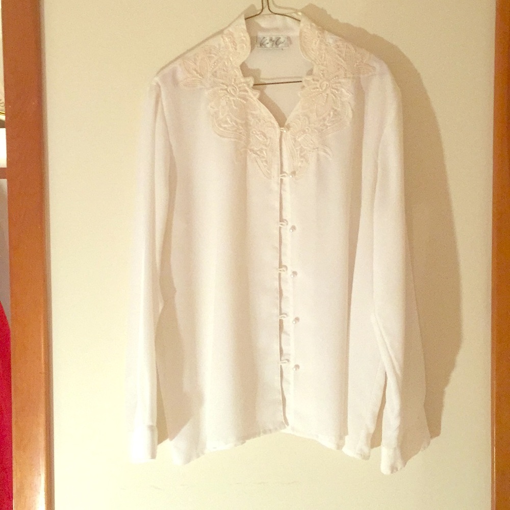 Vintage Kathy Che white button up Blouse .Like New